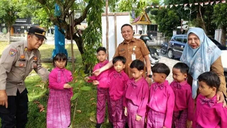 begini-cara-polsek-bukit-raya-tanamkan-cinta-lingkungan-sejak-dini