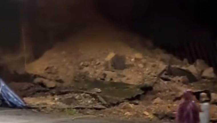 longsor-tutup-total-akses-kelok-sembilan,-lalin-sumbar-–-riau-lumpuh