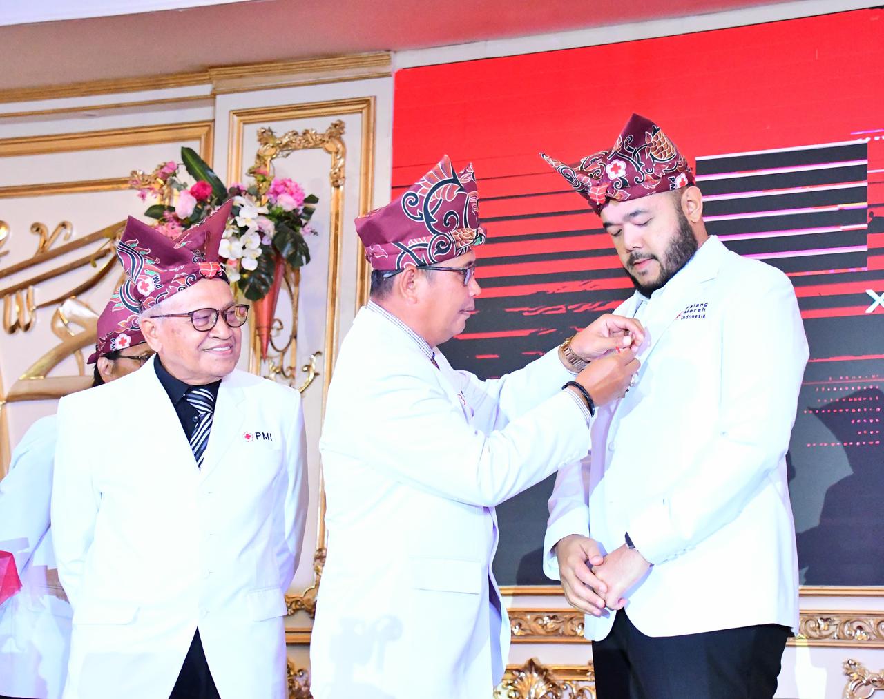 wako-padang-terima-penghargaan-lencana-jasa-pratama-dari-pmi