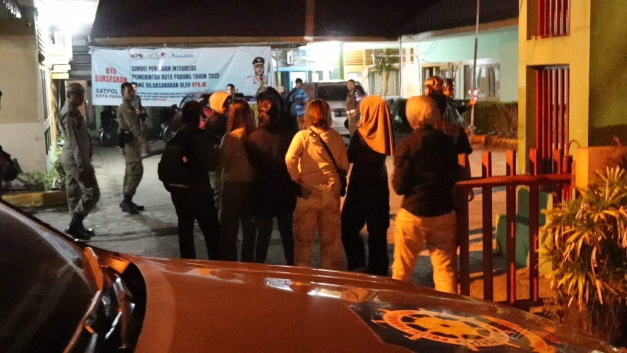 patroli-satpol-pp-padang-amankan-5-perempuan-10-laki-laki-minum-alkohol-di-ruang-publik