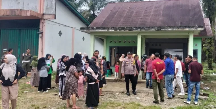 resahkan-warga,-kafe-remang-remang-di-pasbar-jadi-sasaran-protes-emak-emak