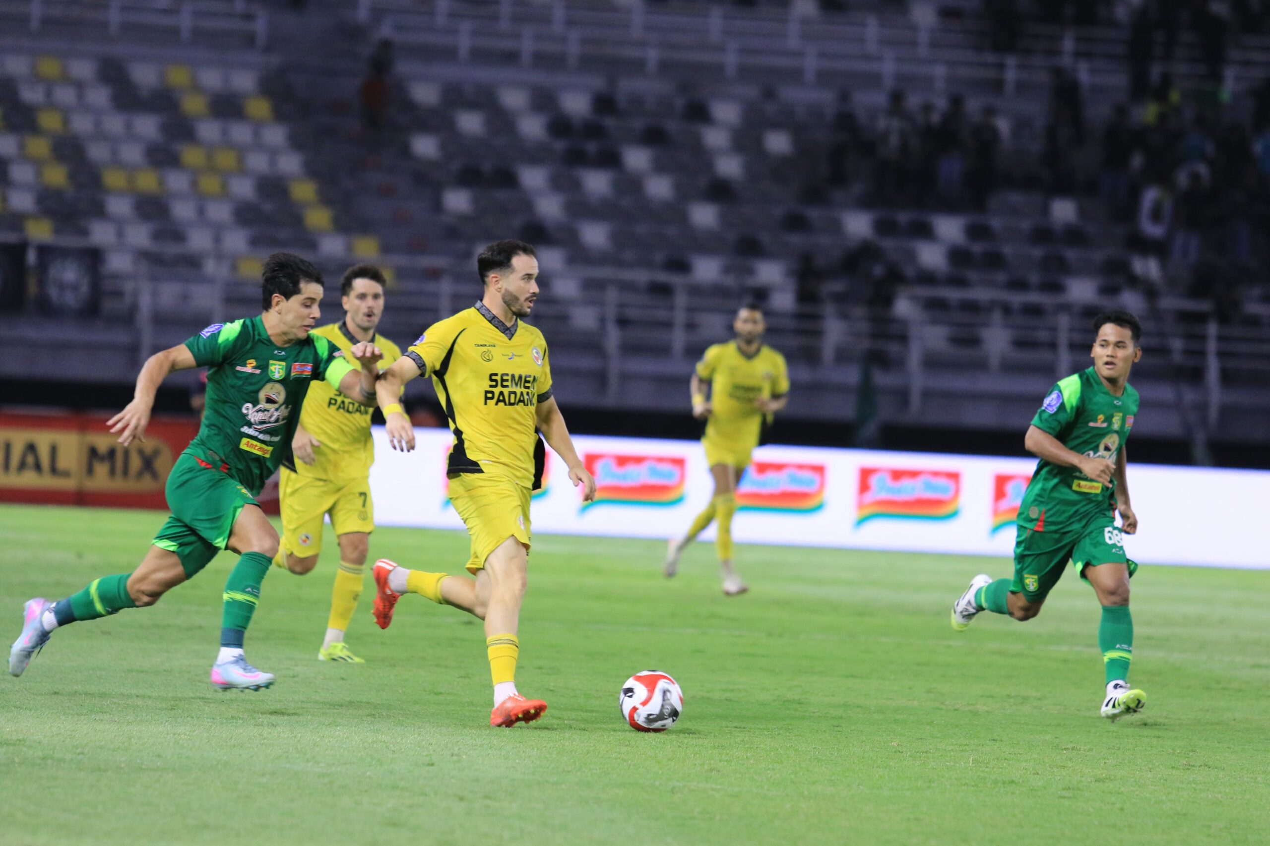 takluk-dari-persebaya,-pelatih-semen-padang-fc-cukup-puas-dengan-performa-tim-asuhannya