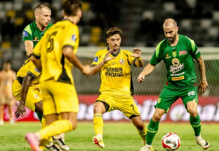 babak-pertama-persebaya-vs-semen-padang-fc:-imbang-0-0