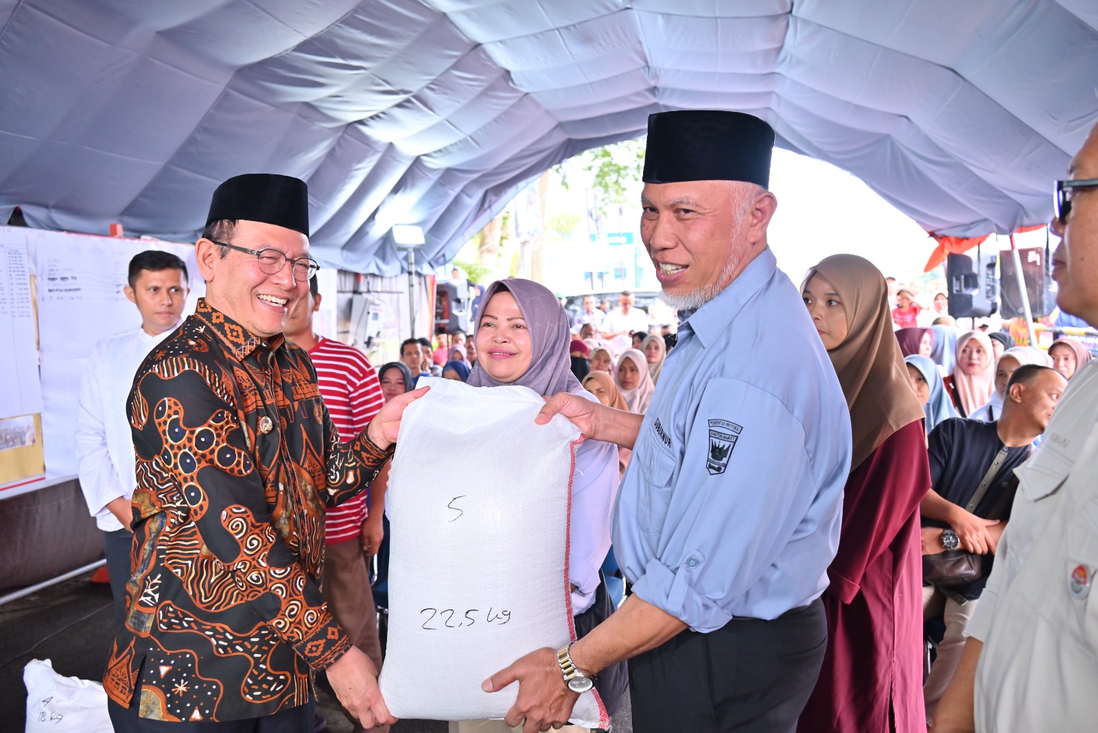 pemprov-sumbar-salurkan-cadangan-beras-pemerintah-untuk-korban-kebakaran-pasar-payakumbuh