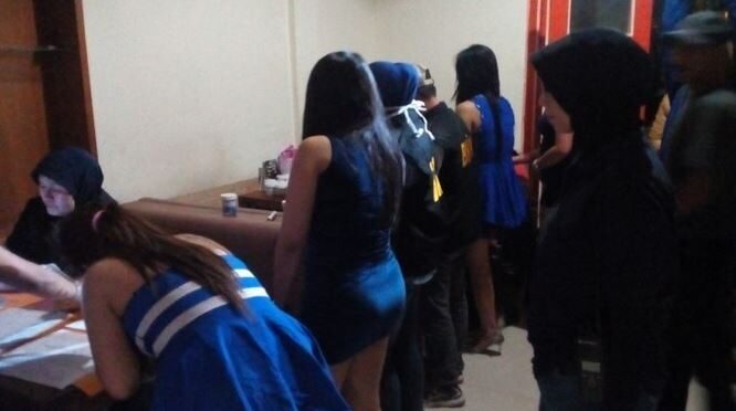 satpol-pp-agam-angkut-belasan-artis-sawer-dan-pemandu-karaoke-ke-panti-rehabilitasi