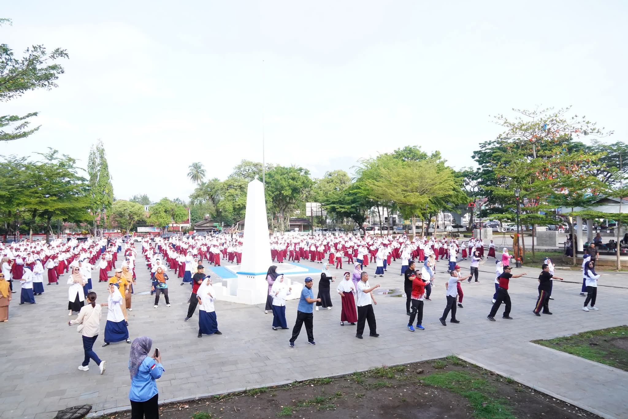 wamendikdasmen-senam-pagi-bersama-siswa-di-lapangan-cindua-mato-batusangkar
