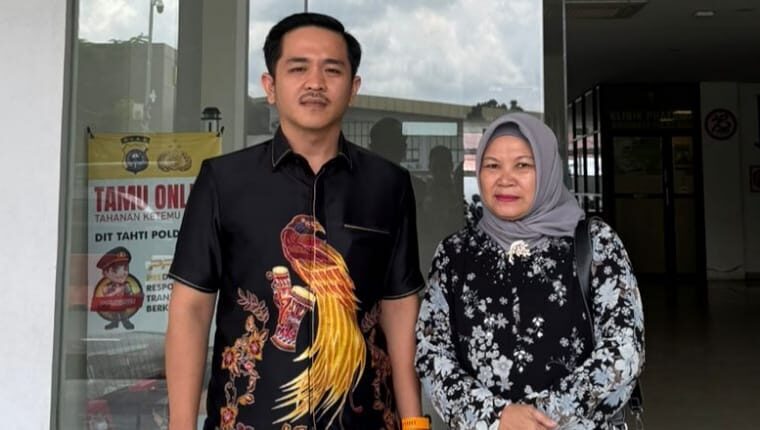 didampingi-kuasa-hukum,-kakak-muflihun-penuhi-panggilan-polda-riau