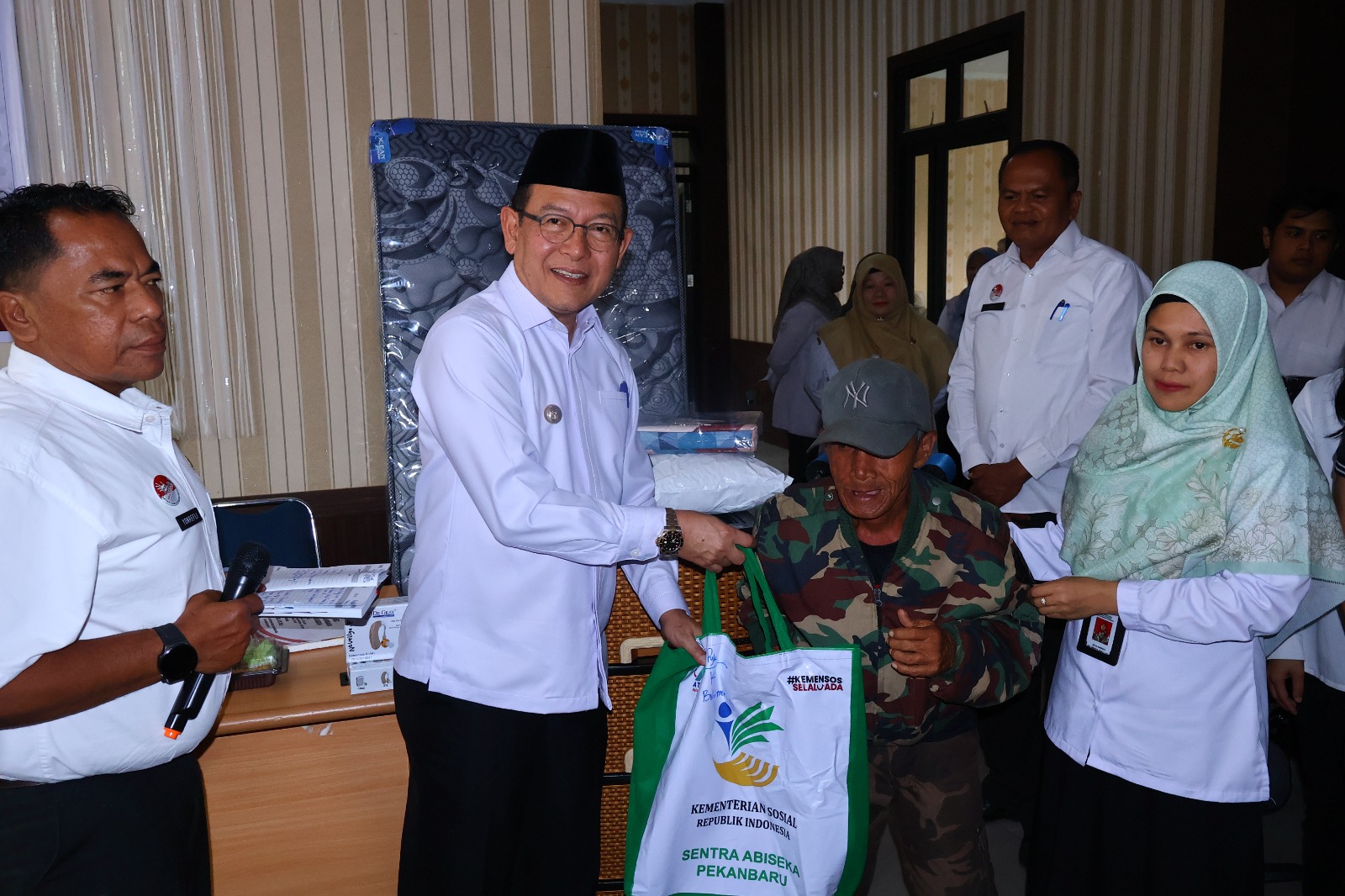 wako-payakumbuh-salurkan-bantuan-asistensi-rehabilitasi-sosial-untuk-penyandang-disabilitas