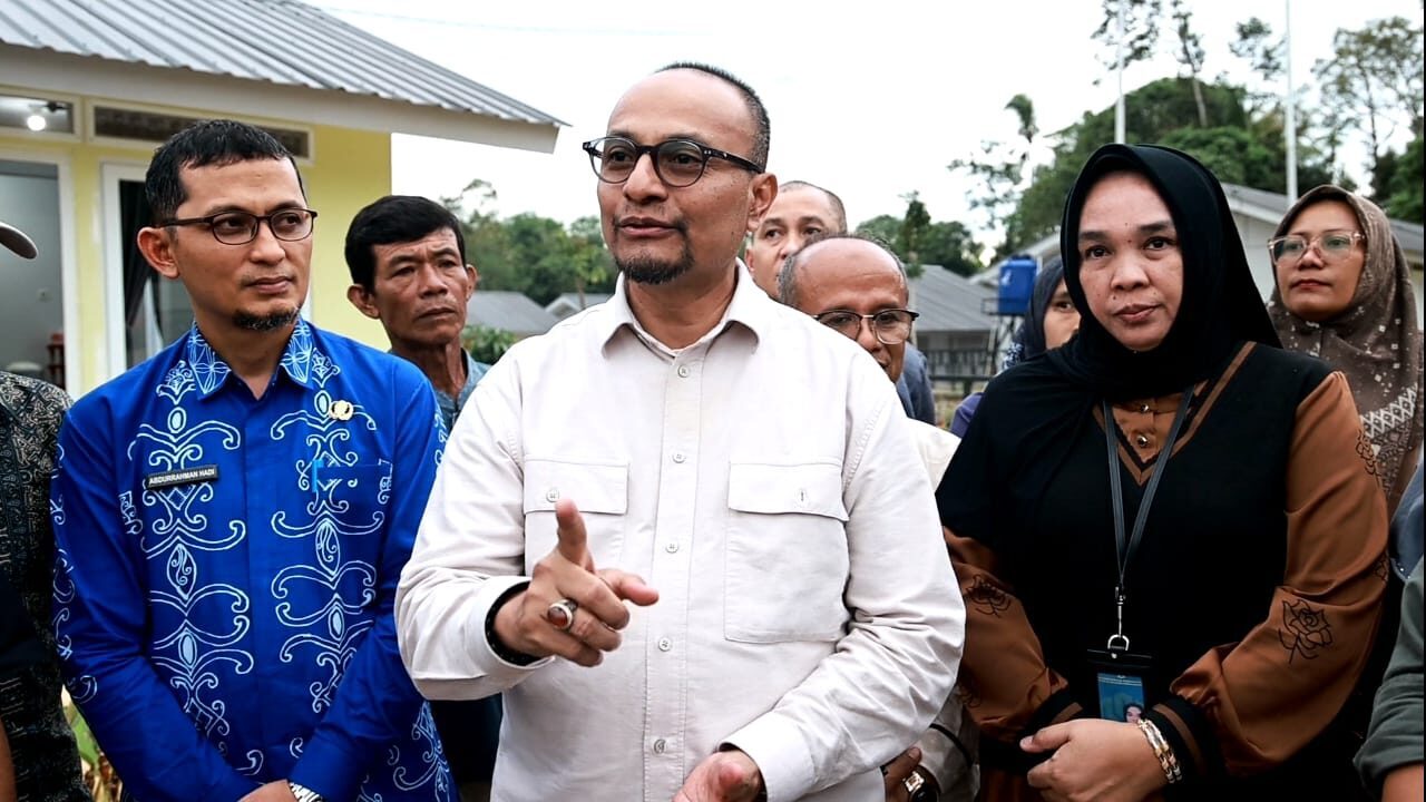 dirjen-perumahan-pedesaan-tinjau-huntap-terpadu,-imbau-warga-jaga-lingkungan-dan-ketahanan-pangan