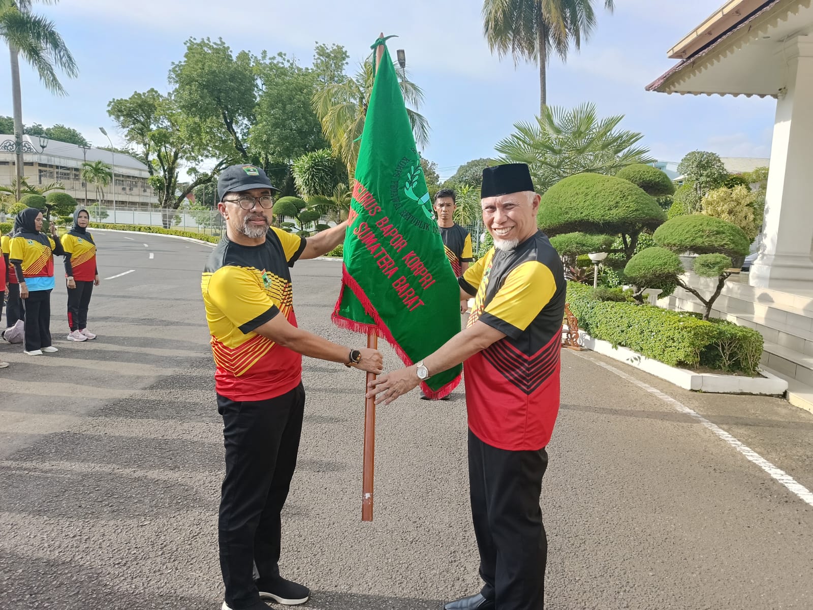 gubernur-mahyeldi-lepas-kontingen-sumbar-menuju-pornas-korpri-xvii-2025-di-palembang