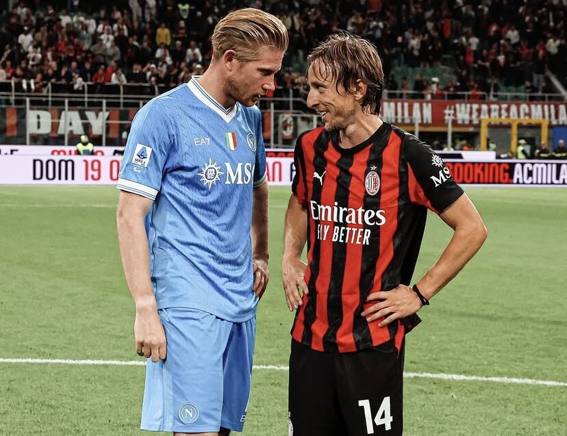 ac-milan-tumbangkan-napoli-2-1-dan-rebut-puncak-klasemen-serie-a