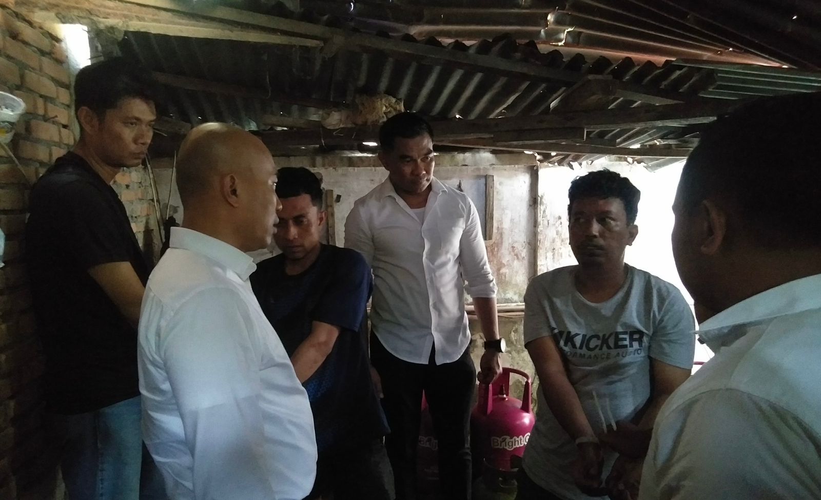 polisi-gerebek-lokasi-pengoplosan-elpiji-3-kg-di-padang,-bau-gas-tercium-warga