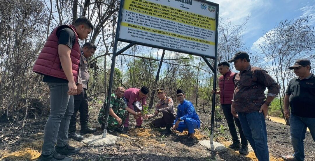 polresta-pekanbaru-pasang-plang-karhutla-dan-tanam-pohon-di-rumbai