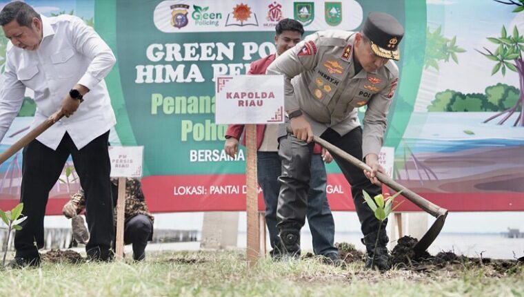 kapolda-riau-tanam-mangrove-bersama-mahasiswa-di-bengkalis