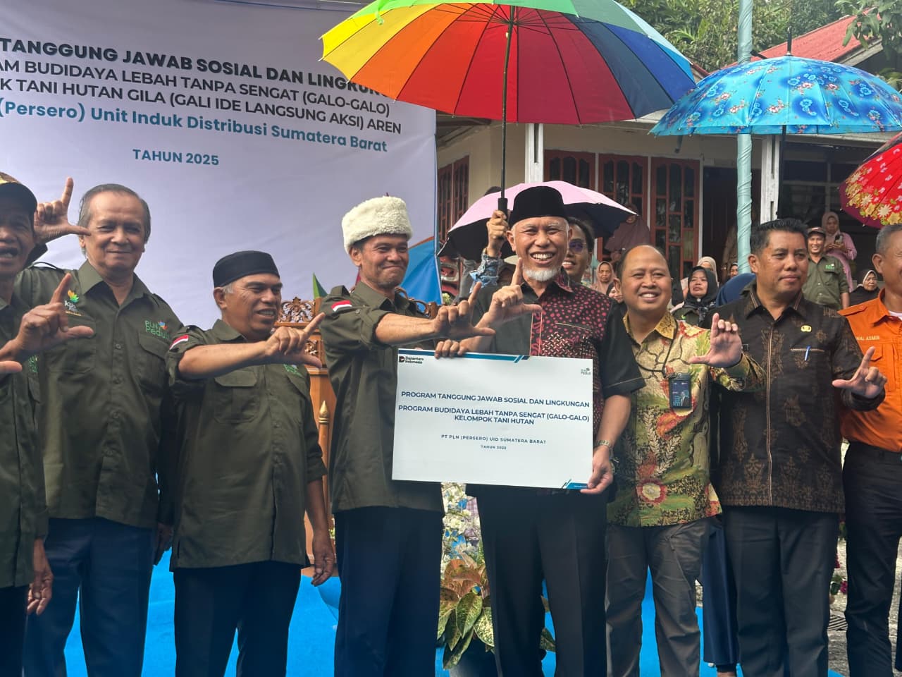 terima-bantuan-pln-untuk-kelompok-tani-nagari-koto-malintang,-gubernur-sebut-berikan-dampak-ekonomi-ke-masyarakat