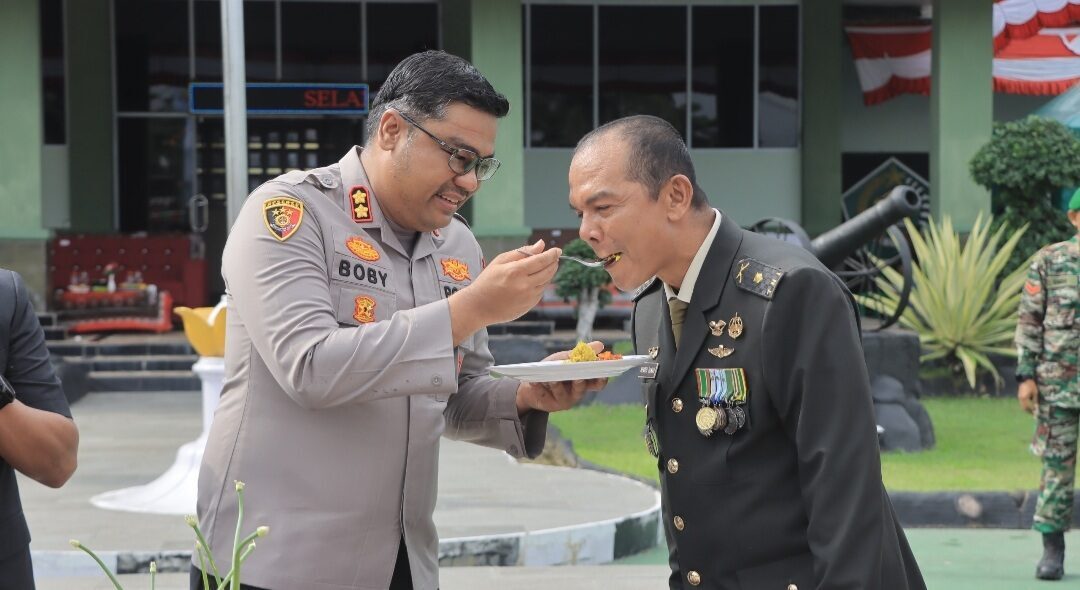 hut-ke-80-tni,-kapolres-kampar-datang-bawa-tumpeng-ke-kodim-0313/kpr