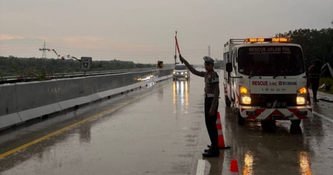 usai-insiden-fortuner-di-tol-pekanbaru-bangkinang,-tiga-korban-asal-kuok-telah-dievakuasi 