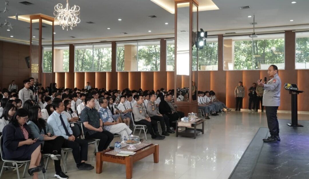 kapolda-riau-ajak-pelajar-sma-darma-yudha-jadi-pelopor-green-policing