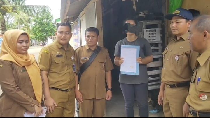 irt-di-air-tawar-buang-sampah-ke-laut,-dlh-padang-lakukan-penindakan