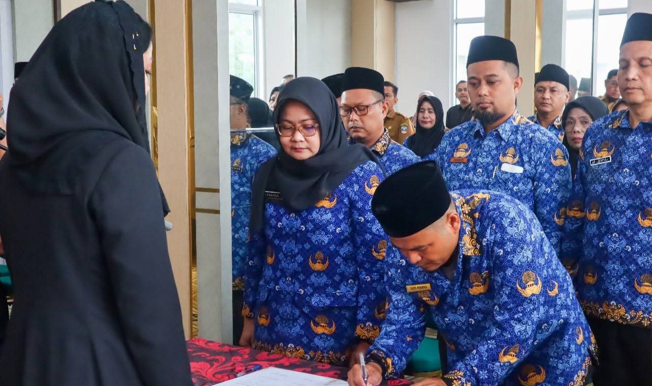 lantik-35-pejabat-administrator-dan-pengawas,-bupati-annisa-ingatkan-kecepatan-pelayanan-publik