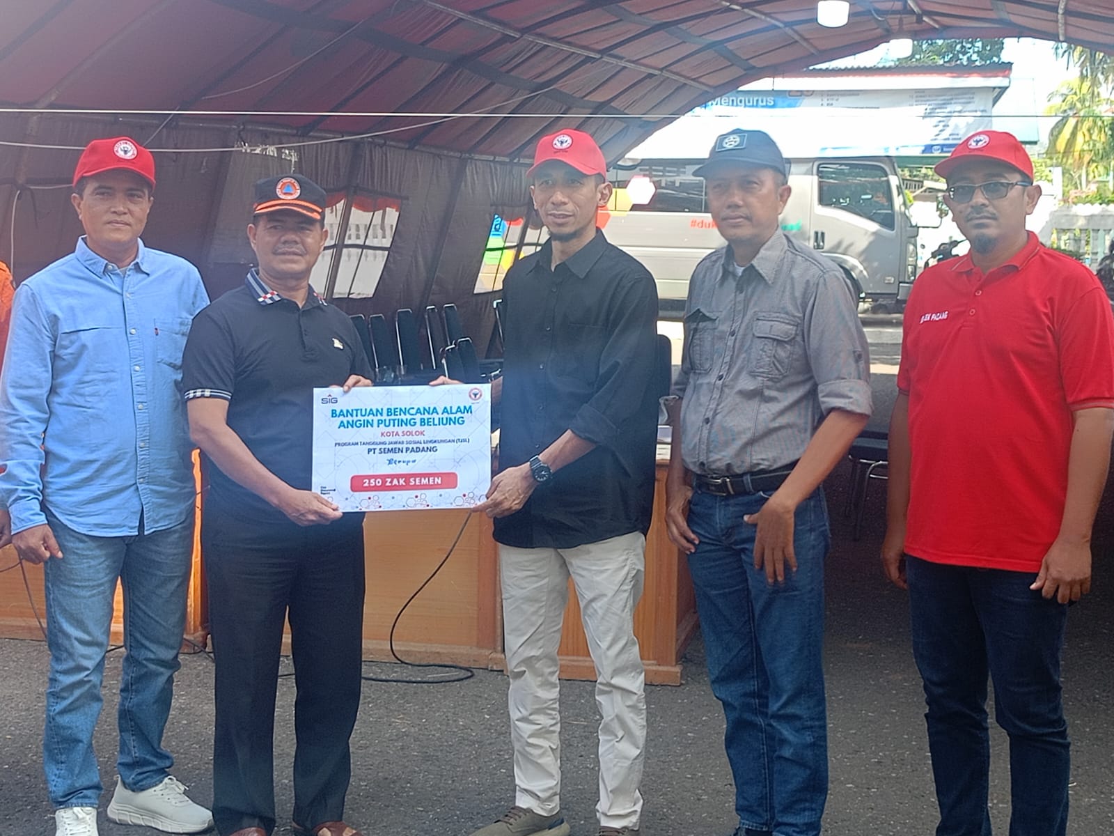 pt-semen-padang-salurkan-250-zak-semen-untuk-korban-angin-puting-beliung-di-kota-solok