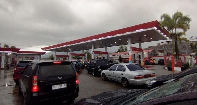 akses-bukittinggi-lumpuh-total,-stok-bbm-mulai-menipis-di-sejumlah-spbu