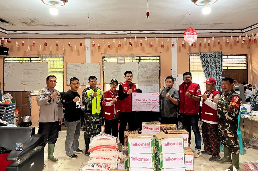 salurkan-bantuan-sosial-3-provinsi,-telkomsel-gerak-cepat-pulihkan-jaringan