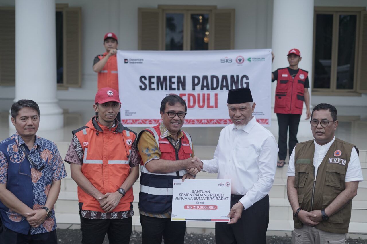 semen-padang-serahkan-bantuan-rp210-juta,-gubernur-mahyeldi-ingatkan-warga-tetap-waspada