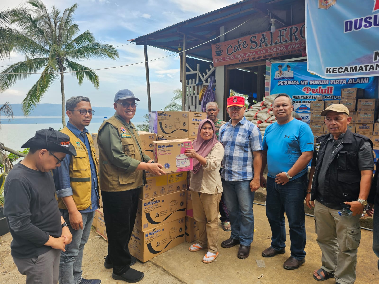 banjir-bandang-malalo,-sekdaprov-sumbar-salurkan-bantuan-logistik