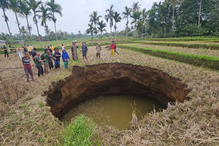 badan-geologi-teliti-sinkhole-limapuluh-kota,-masyarakat-diminta-jangan-panik