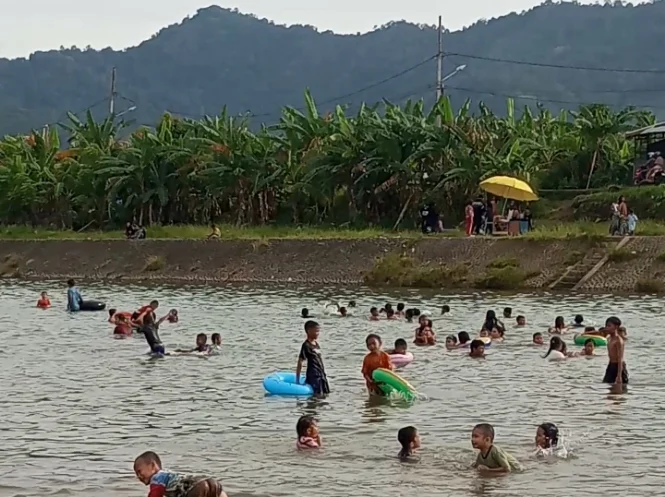 keceriaan-anak-anak-padang-bermain-di-aliran-sungai-banda-bakali-pascabencana