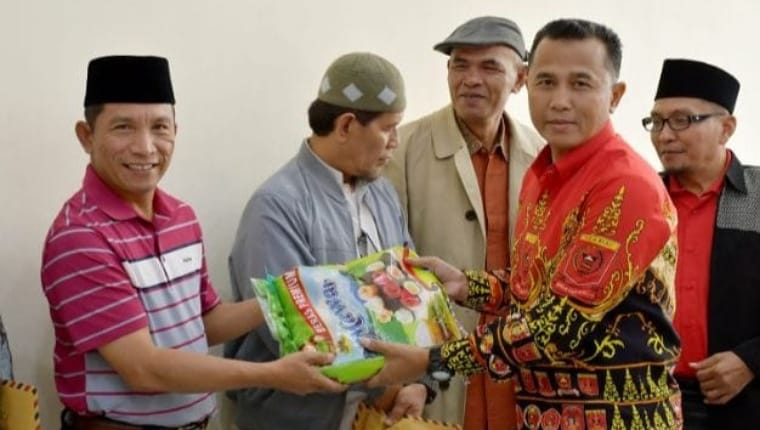 ikla-riau-ulurkan-tangan,-bantu-korban-banjir-agam-bangkit