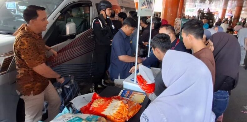 bi-gelontorkan-rp1,8-miliar:-uang-lusuh-ditukar,-beras-premium-diserbu