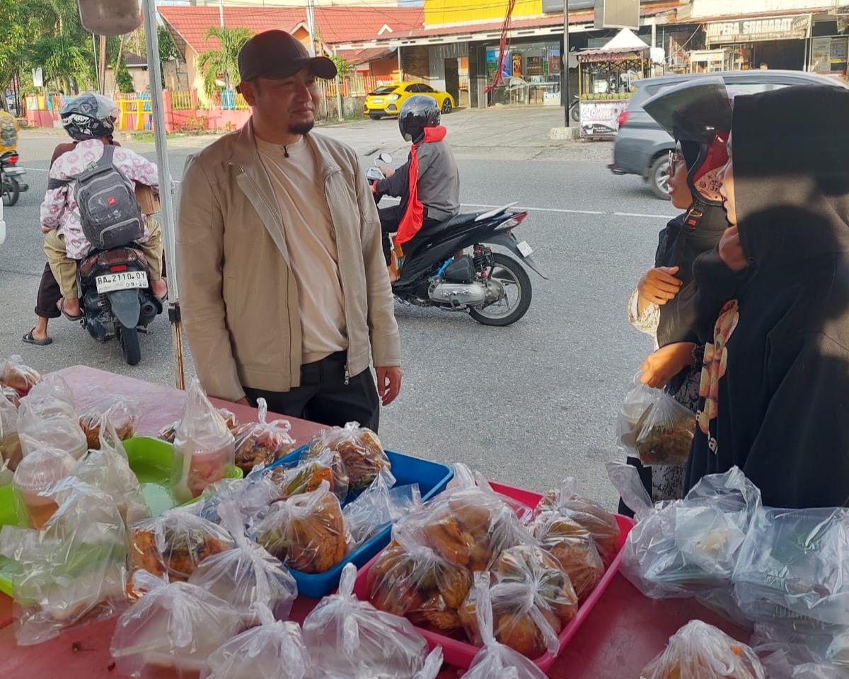 rahmat-saleh-gerakkan-#berbagitakjil:-sentuh-pedagang-kecil,-sebar-berkah-ramadan