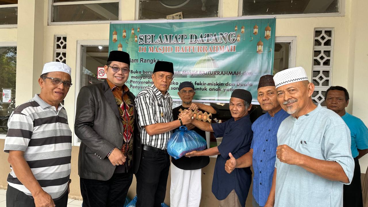wakil-walikota-payakumbuh-serahkan-puluhan-paket-sembako-untuk-fakir-miskin-dan-duafa-jamaah-masjid-baiturrahmah