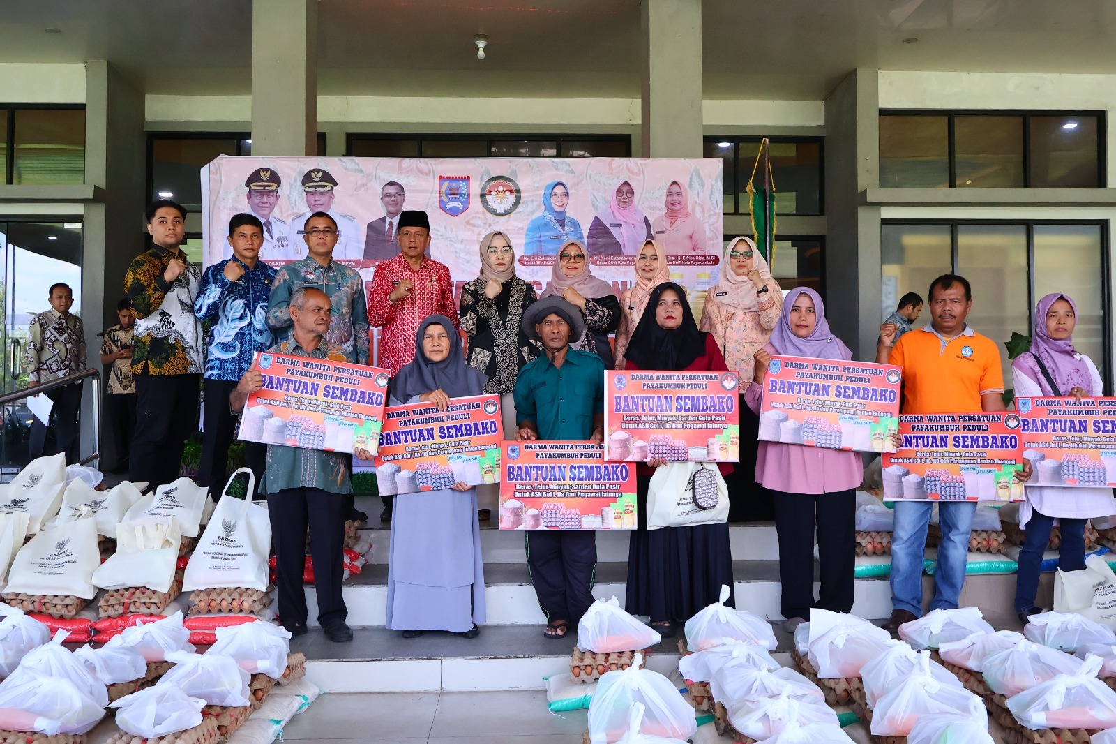 dwp-payakumbuh-salurkan-125-paket-sembako-bagi-asn-rendah-dan-perempuan-rentan