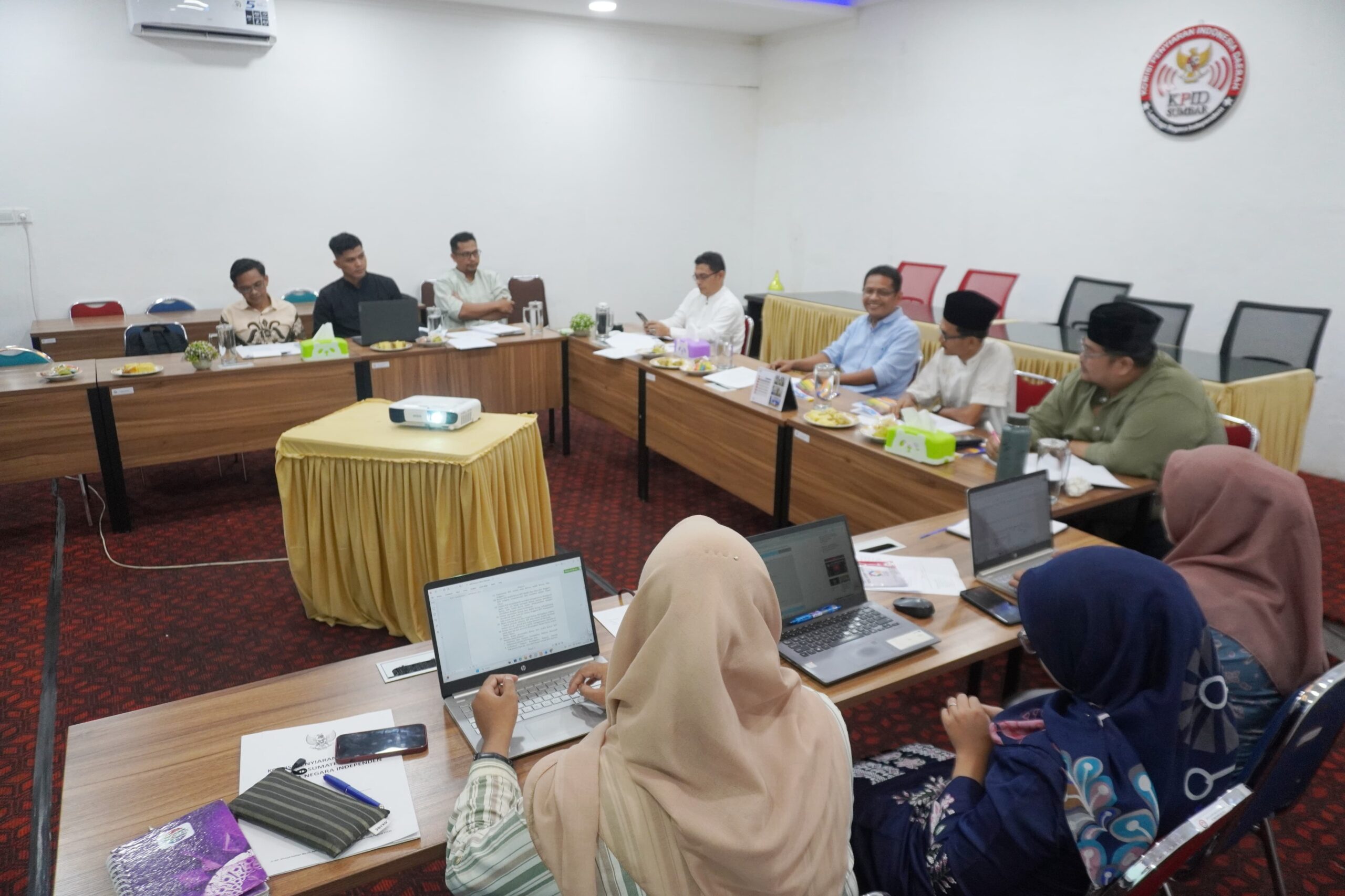 kpid-sumbar-genjot-kinerja:-yusrin-trinanda-jadi-ketua,-bidang-baru-dibentuk