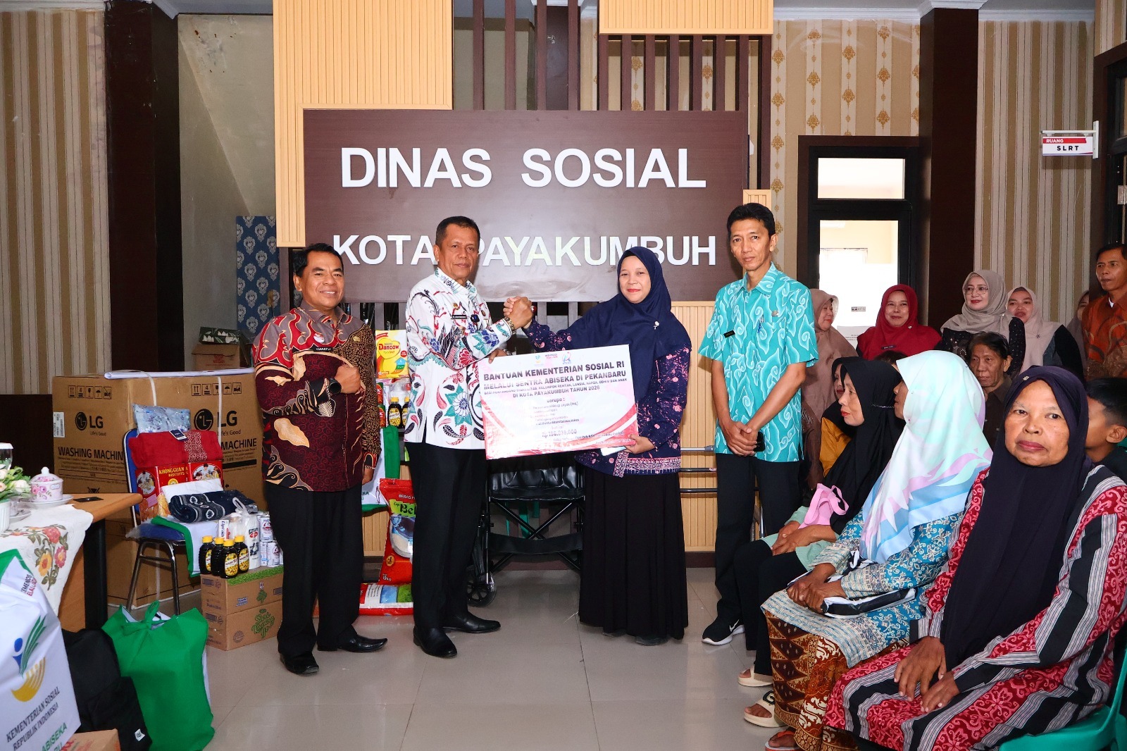 dorong-peningkatan-kualitas-hidup,-pemko-payakumbuh-salurkan-bantuan-atensi-untuk-90-ppks