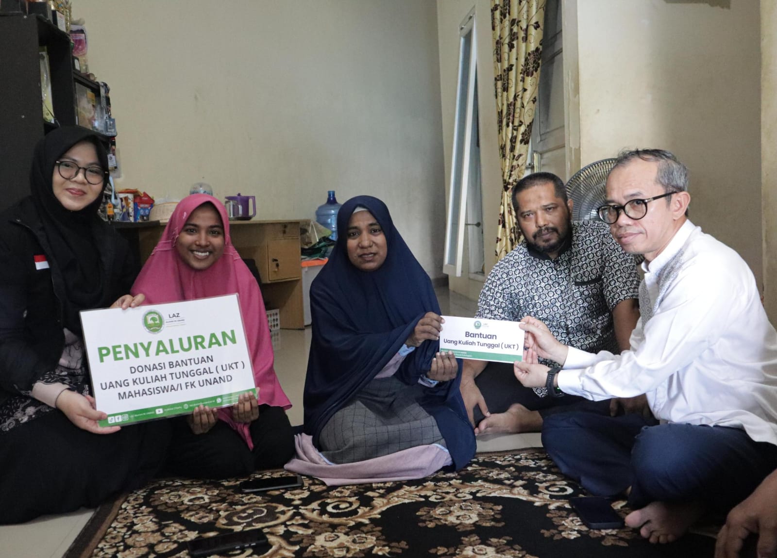 rektor-unand-tinjau-rumah-mahasiswi,-salurkan-bantuan-ukt