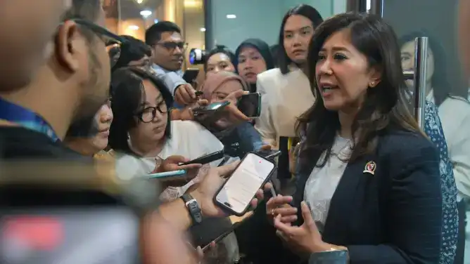 menkomdigi-minta-publik-hentikan-sebaran-video-kecelakaan-krl