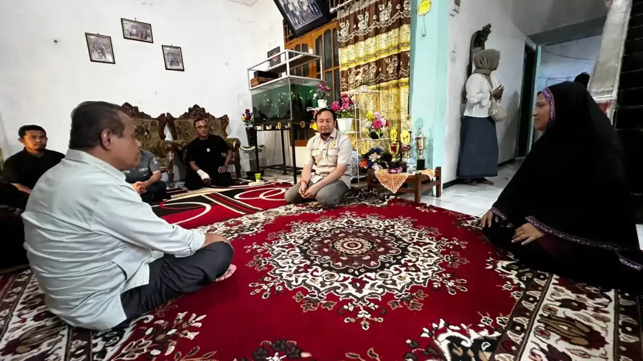 Gambar dari Musik Hidupkan Film Sore, Yandy Ungkap Kekuatan Soundtrack rahmat-saleh-datangi-orang-tua-rasyid-dan-zafran,-beri-penguatan-di-tengah-penantian