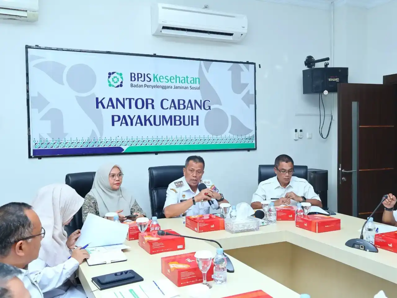 Gambar dari Jalan Sirtu Sawahlunto Rawan, Warga Tuntut Perbaikan! kejar-thc-100-persen-tahun-2026,-payakumbuh-sisir-2.323-warga-belum-terdaftar-jkn-kis