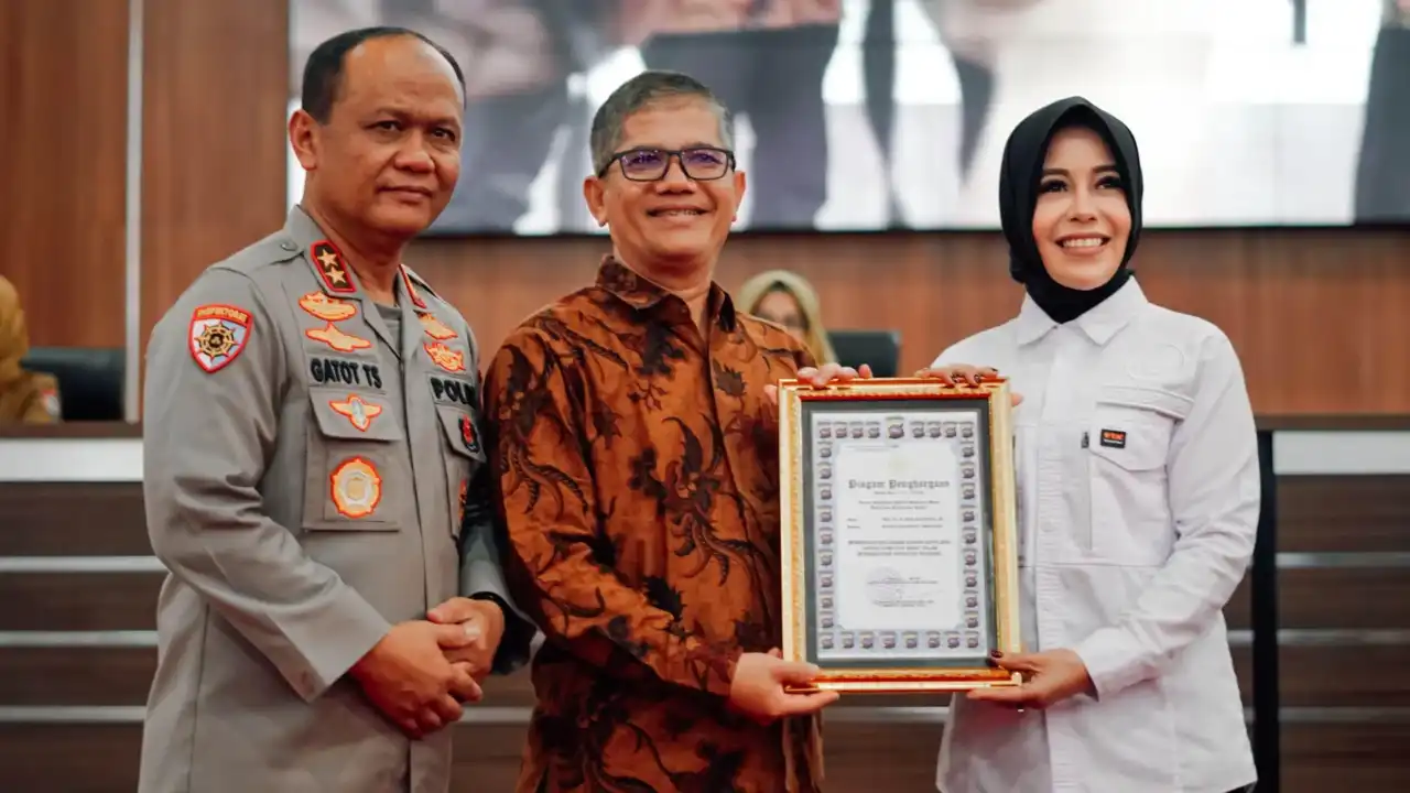 Gambar dari DPRD Sumbar Genjot Kinerja, Wagub Apresiasi Kerja Keras hardiknas-2026-di-sumbar-jadi-sorotan,-rezka-oktoberia-apresiasi-kapolda-sumbar-dekat-dengan-dunia-pendidikan