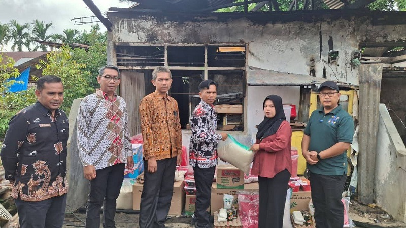 pemkab-dharmasraya-salurkan-bantuan-korban-kebakaran-di-pulau-punjung