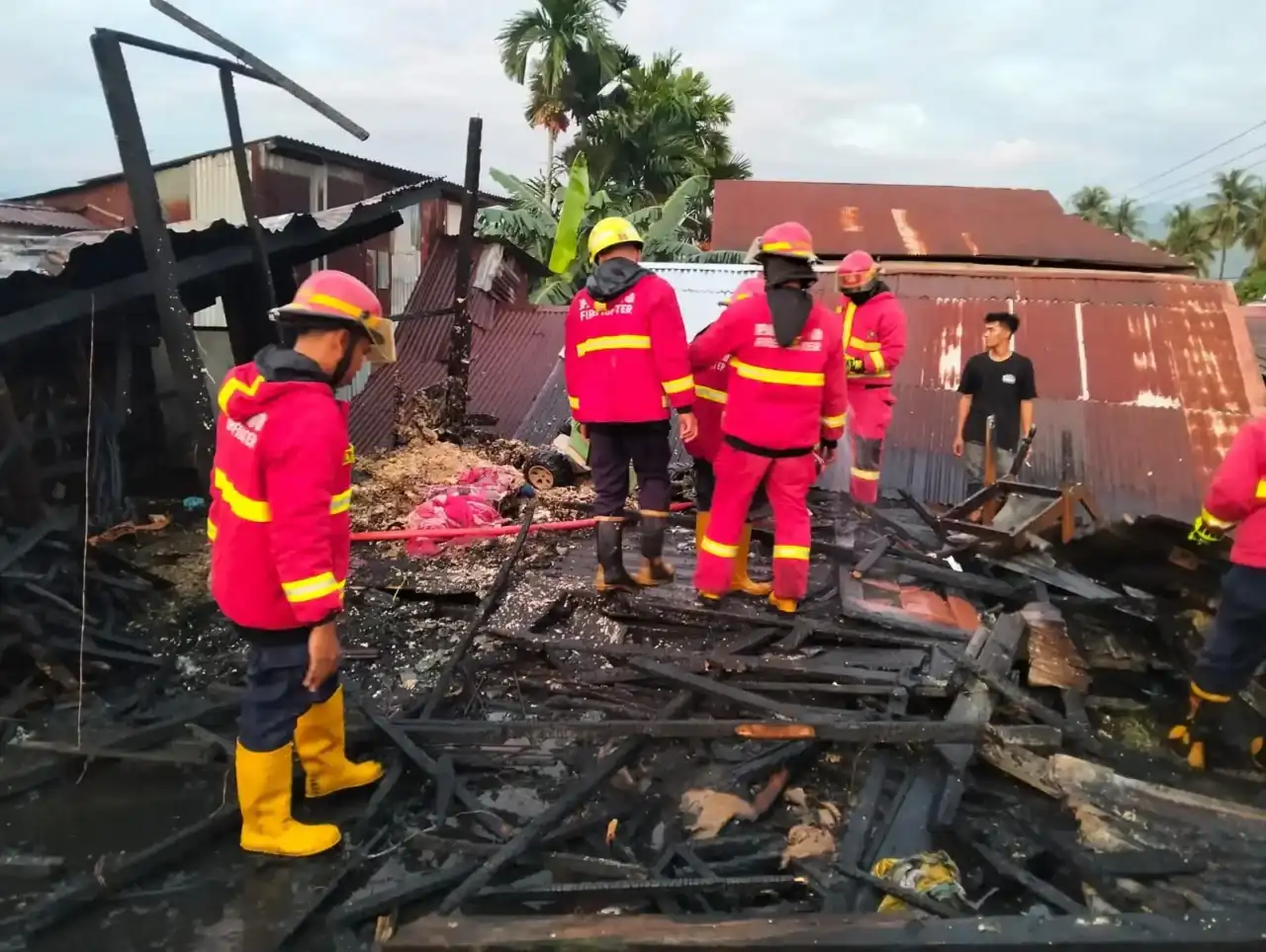 Gambar dari Tanah Datar Tetapkan Posko Bencana di Enam Kecamatan kebakaran-gudang-di-permukiman-padat-padang,-60-personel-damkar-dikerahkan