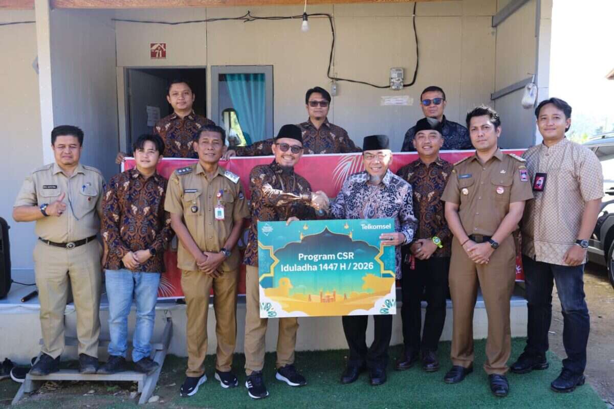 telkomsel-serahkan-sapi-kurban-untuk-warga-huntara-pauh-kota-padang