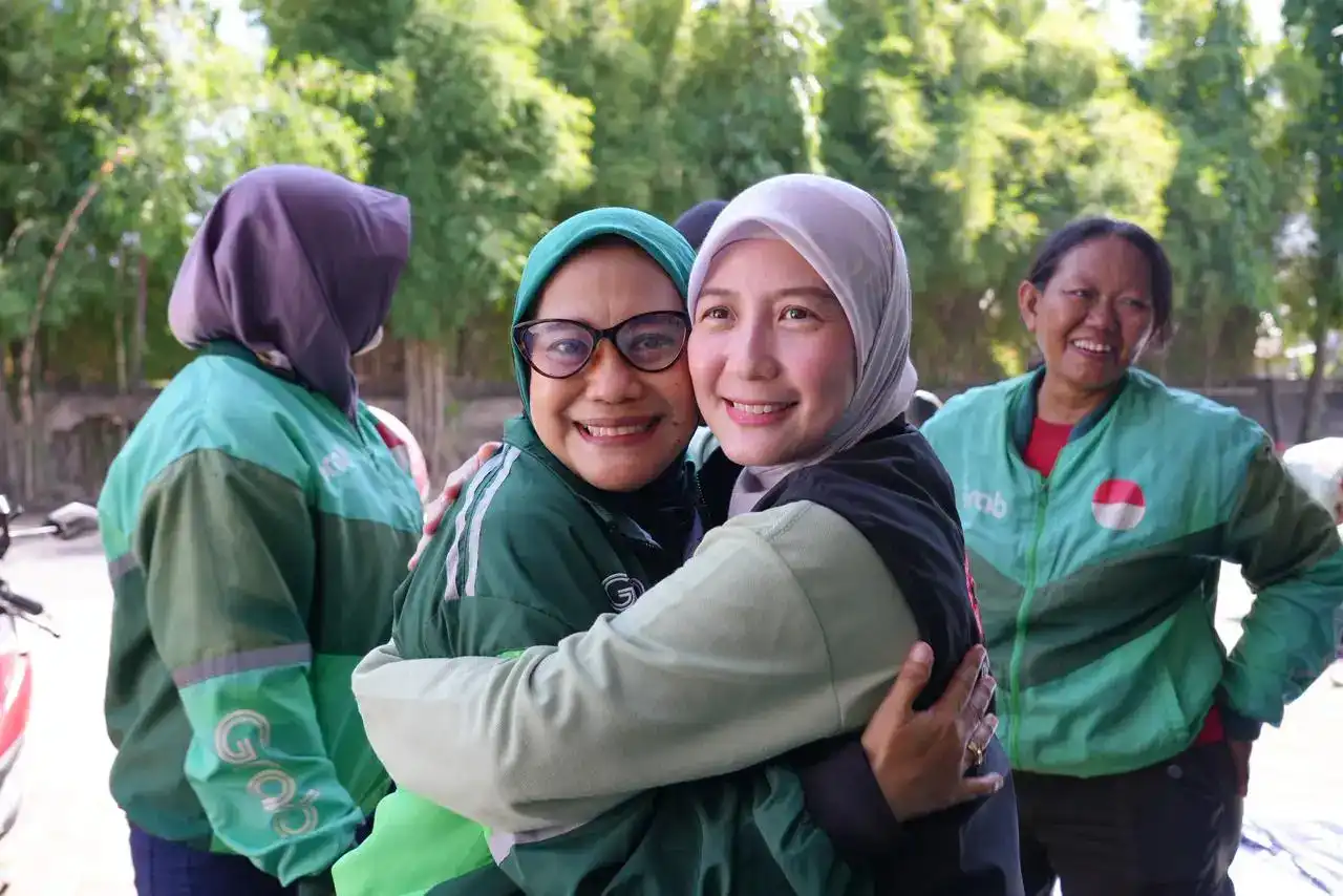 kisah-haru-driver-ojol-perempuan-terima-paket-qurban-dari-laznas-pppa-daarul-qur’an