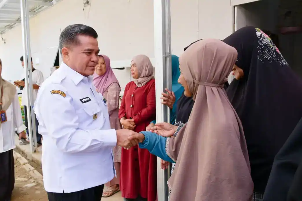 bupati-agam-salurkan-bantuan-warga-korban-bencana-di-huntara